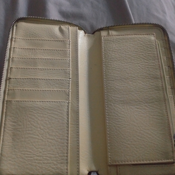 Matt & Nat yellow wallet - Picture 2 of 4